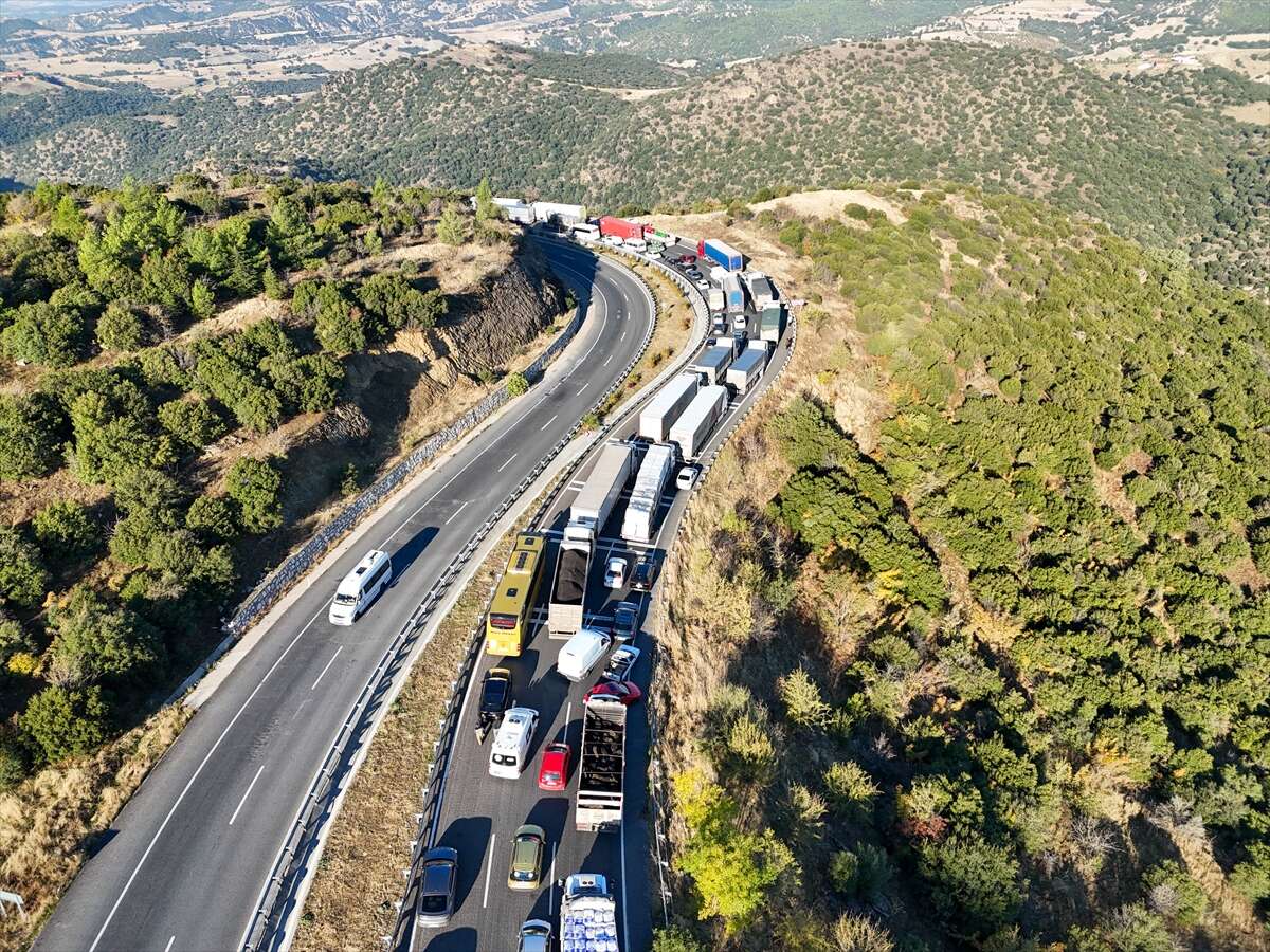 Domates yüklü TIR devrildi, yolcu otobüsü sıkıştı! 1 ölü var 15
